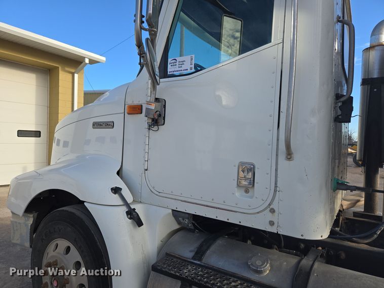 image for item DT7027 2001 International 9100i semi truck