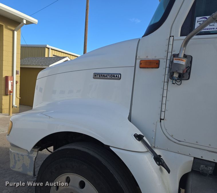 image for item DT7027 2001 International 9100i semi truck