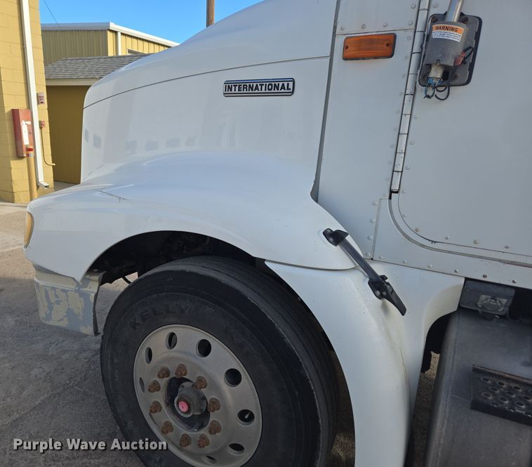 image for item DT7027 2001 International 9100i semi truck