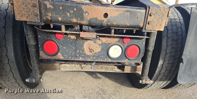 image for item DT7027 2001 International 9100i semi truck