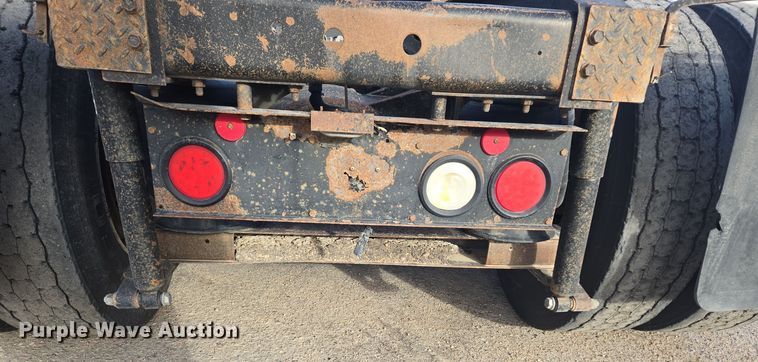 image for item DT7027 2001 International 9100i semi truck