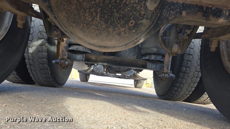 image for item DT7027 2001 International 9100i semi truck