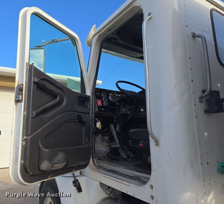 image for item DT7027 2001 International 9100i semi truck