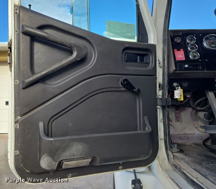 image for item DT7027 2001 International 9100i semi truck