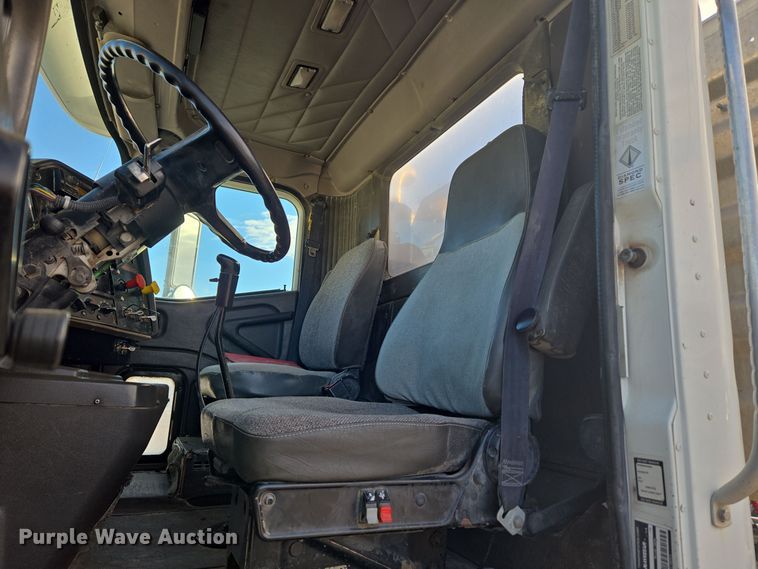 image for item DT7027 2001 International 9100i semi truck