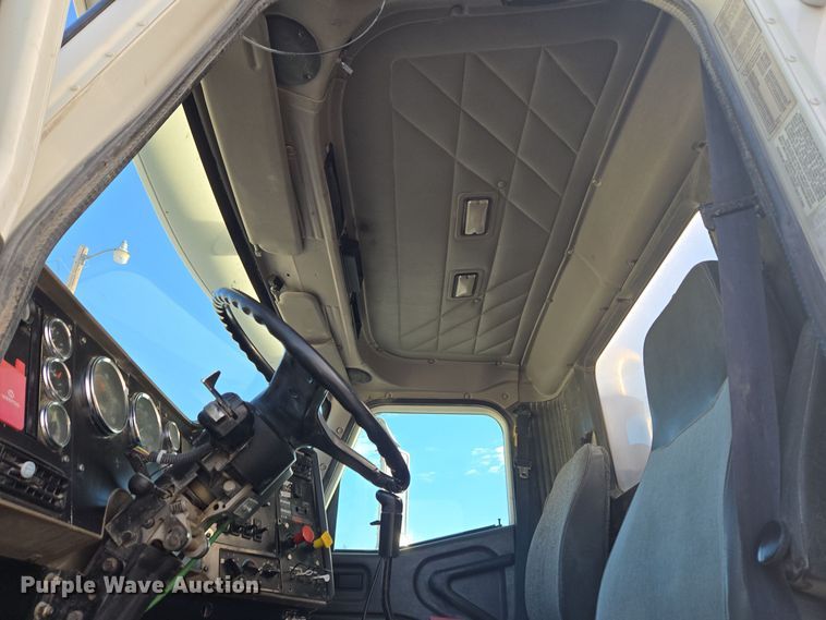 image for item DT7027 2001 International 9100i semi truck