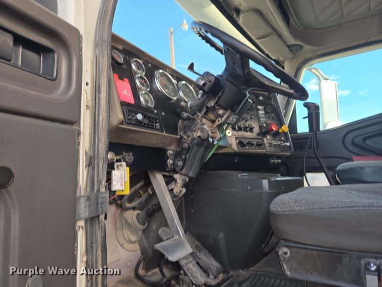 image for item DT7027 2001 International 9100i semi truck