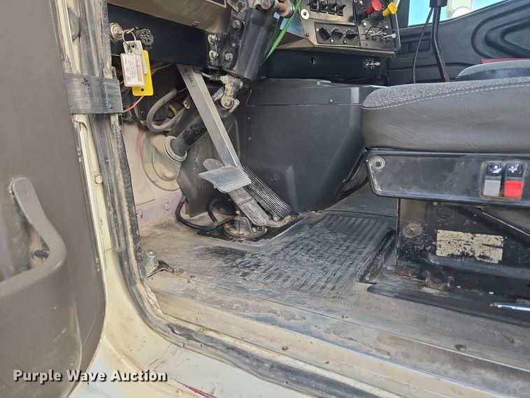 image for item DT7027 2001 International 9100i semi truck