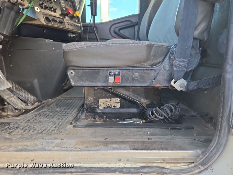 image for item DT7027 2001 International 9100i semi truck