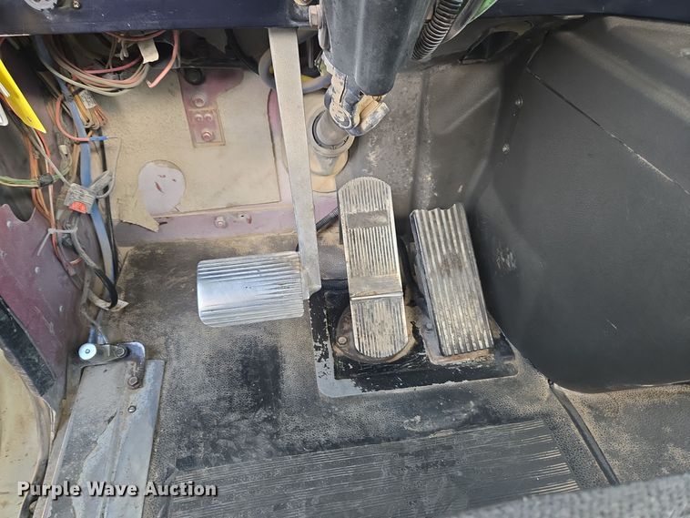 image for item DT7027 2001 International 9100i semi truck