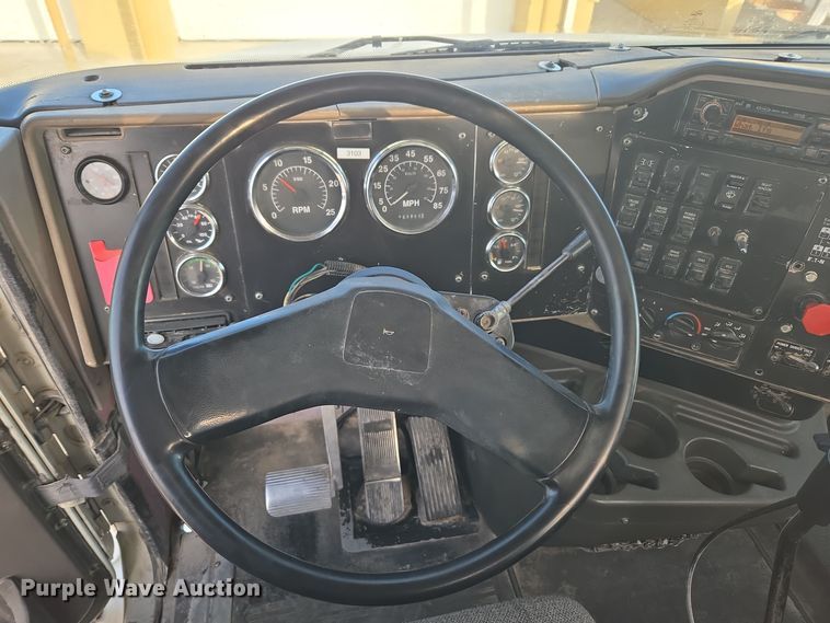 image for item DT7027 2001 International 9100i semi truck