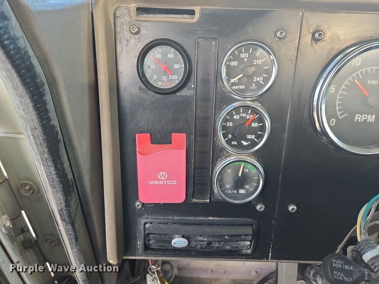 image for item DT7027 2001 International 9100i semi truck