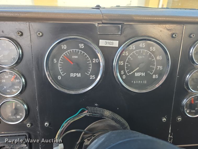 image for item DT7027 2001 International 9100i semi truck