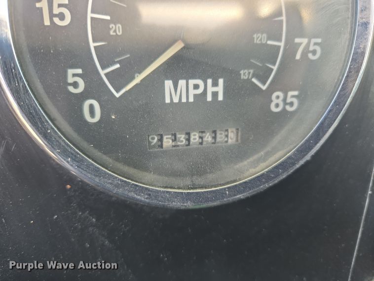 image for item DT7027 2001 International 9100i semi truck