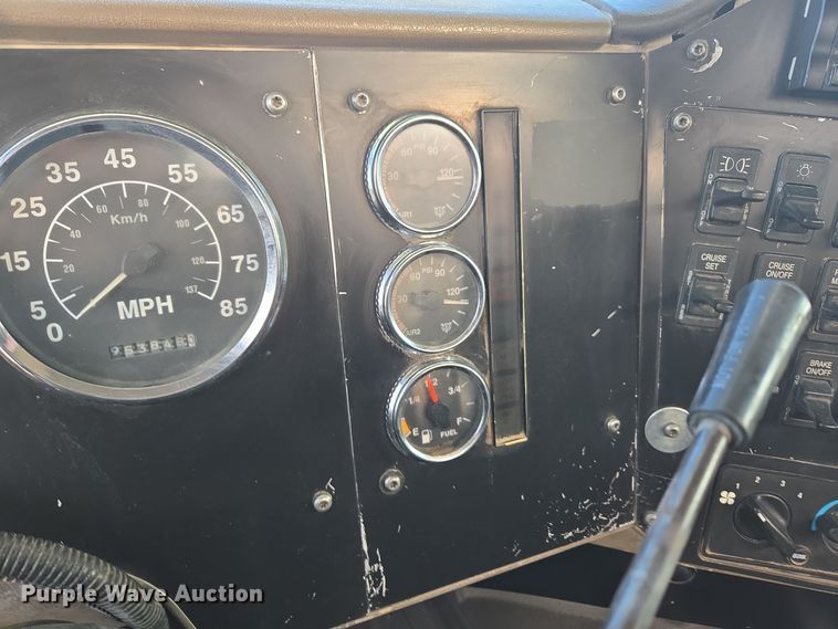 image for item DT7027 2001 International 9100i semi truck