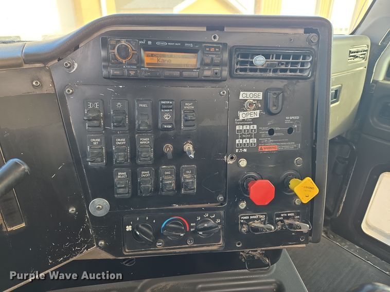 image for item DT7027 2001 International 9100i semi truck