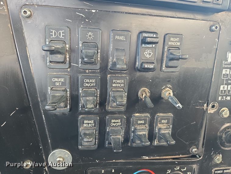 image for item DT7027 2001 International 9100i semi truck