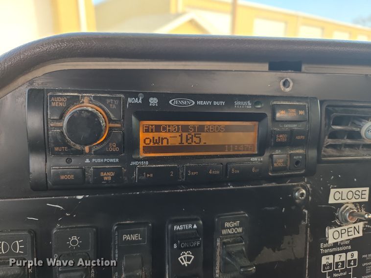 image for item DT7027 2001 International 9100i semi truck