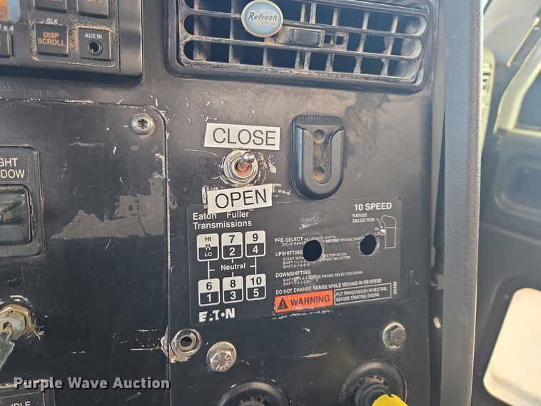 image for item DT7027 2001 International 9100i semi truck