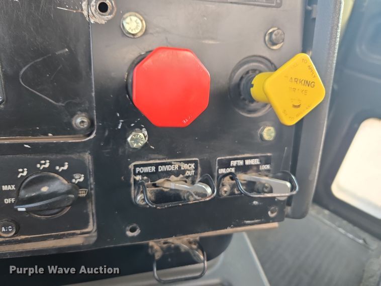 image for item DT7027 2001 International 9100i semi truck