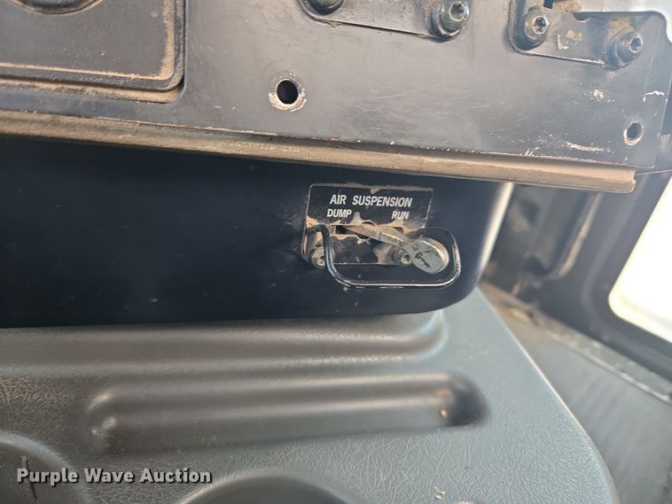 image for item DT7027 2001 International 9100i semi truck