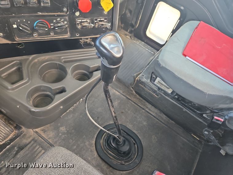 image for item DT7027 2001 International 9100i semi truck