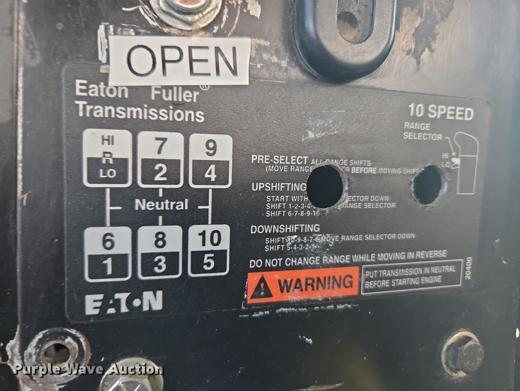 image for item DT7027 2001 International 9100i semi truck