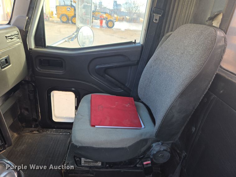 image for item DT7027 2001 International 9100i semi truck