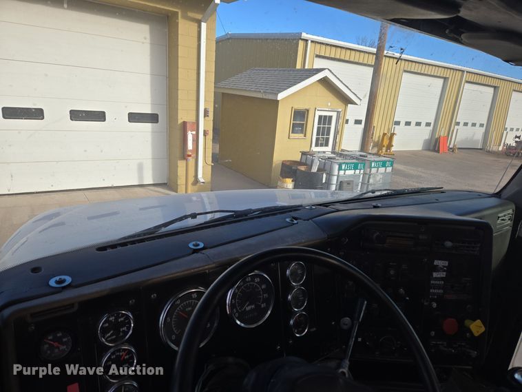 image for item DT7027 2001 International 9100i semi truck