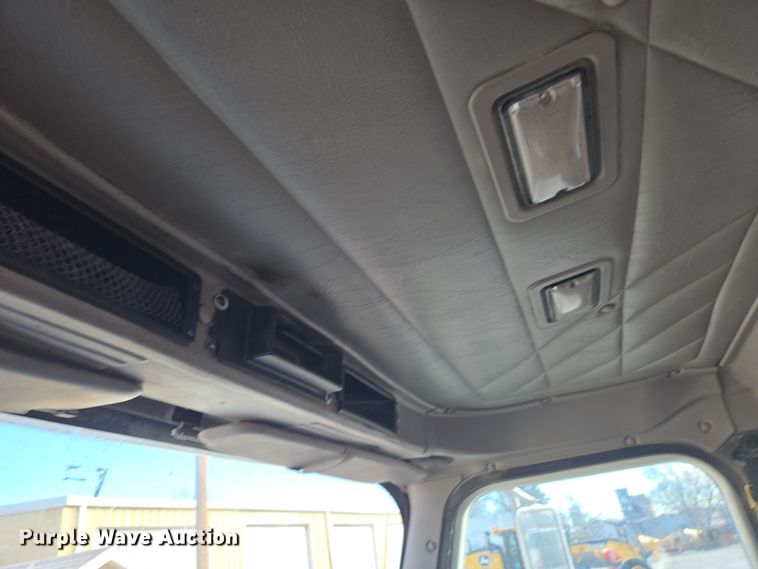 image for item DT7027 2001 International 9100i semi truck