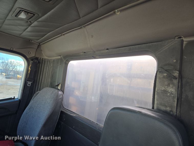 image for item DT7027 2001 International 9100i semi truck