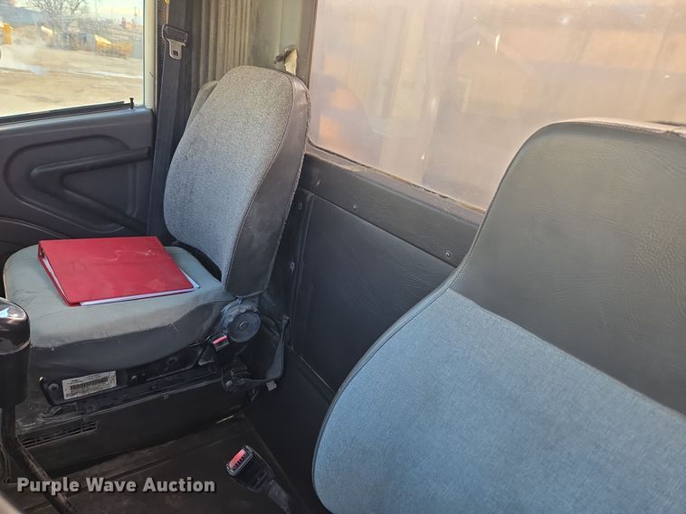 image for item DT7027 2001 International 9100i semi truck