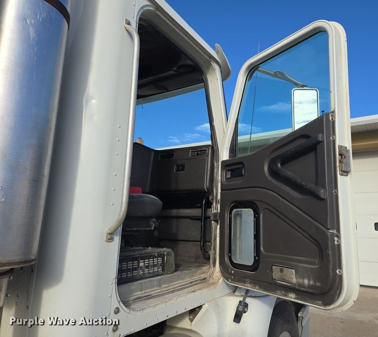 image for item DT7027 2001 International 9100i semi truck