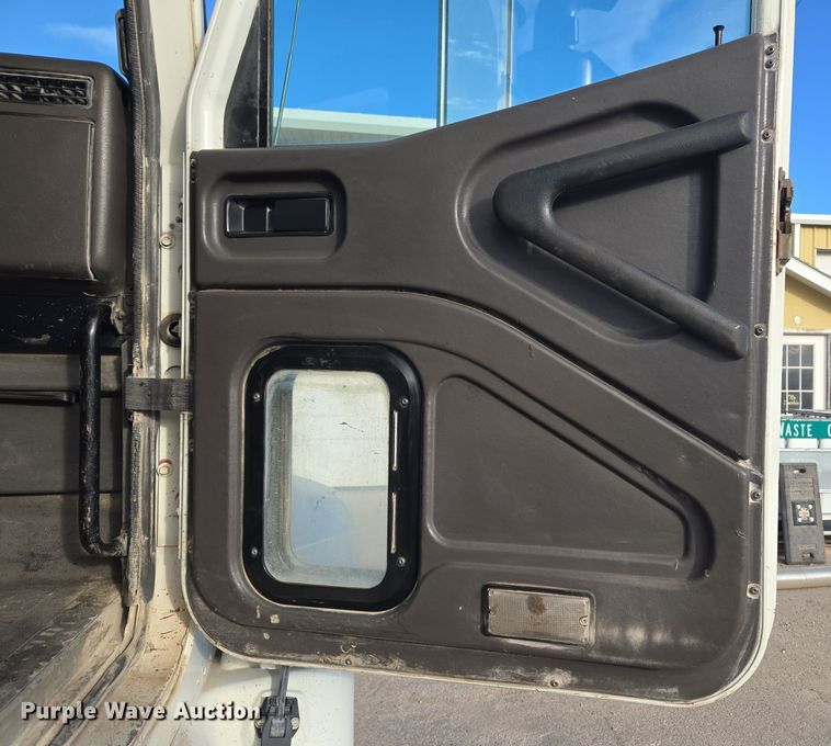 image for item DT7027 2001 International 9100i semi truck