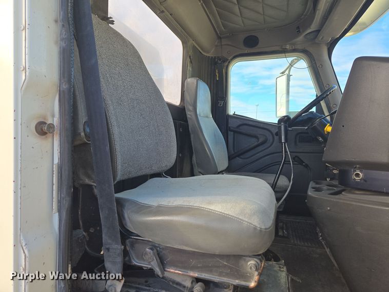 image for item DT7027 2001 International 9100i semi truck