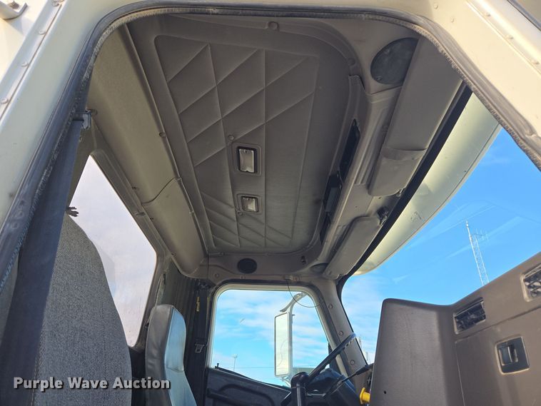 image for item DT7027 2001 International 9100i semi truck