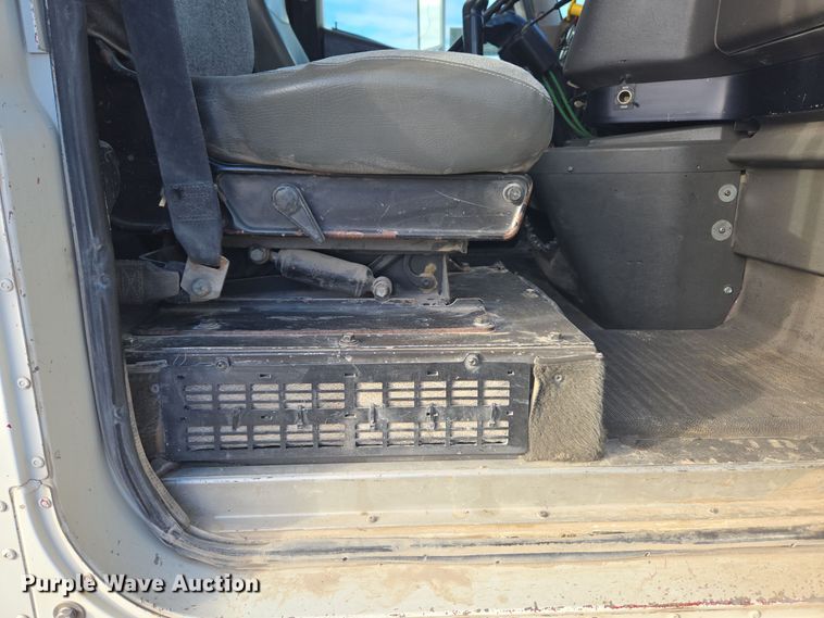 image for item DT7027 2001 International 9100i semi truck