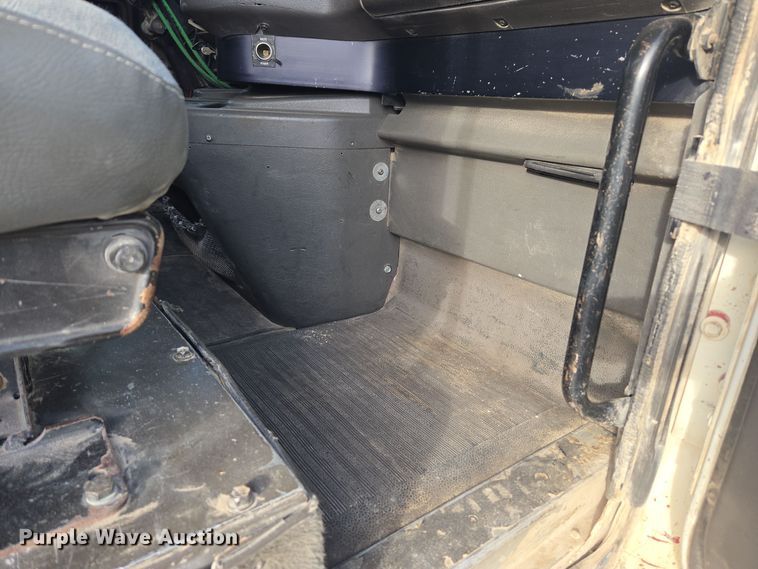 image for item DT7027 2001 International 9100i semi truck