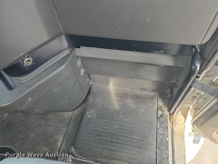 image for item DT7027 2001 International 9100i semi truck