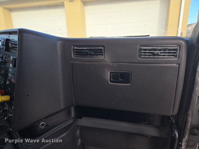 image for item DT7027 2001 International 9100i semi truck