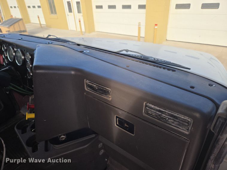 image for item DT7027 2001 International 9100i semi truck