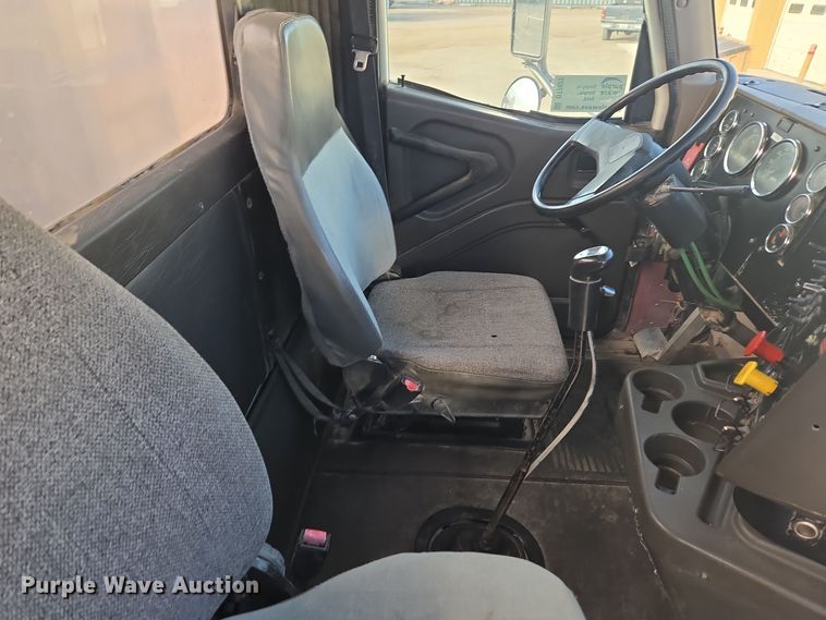 image for item DT7027 2001 International 9100i semi truck