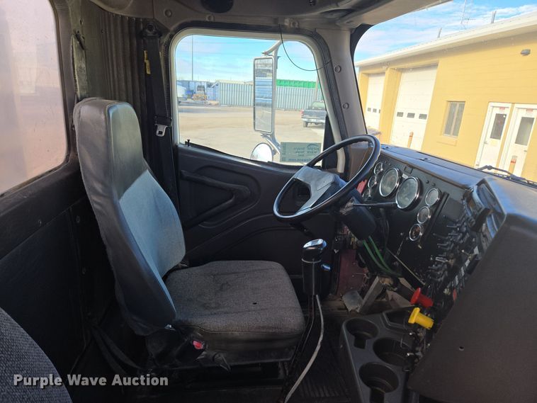 image for item DT7027 2001 International 9100i semi truck