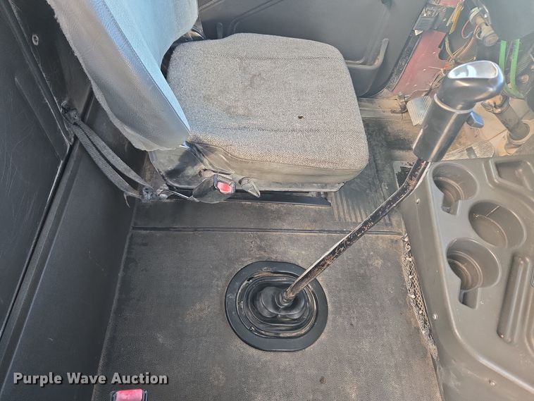 image for item DT7027 2001 International 9100i semi truck