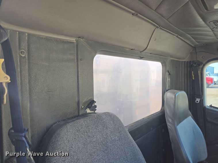 image for item DT7027 2001 International 9100i semi truck