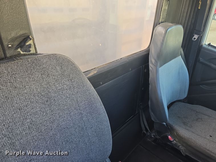 image for item DT7027 2001 International 9100i semi truck