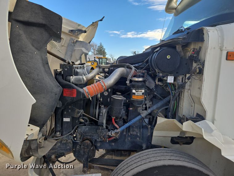 image for item DT7027 2001 International 9100i semi truck