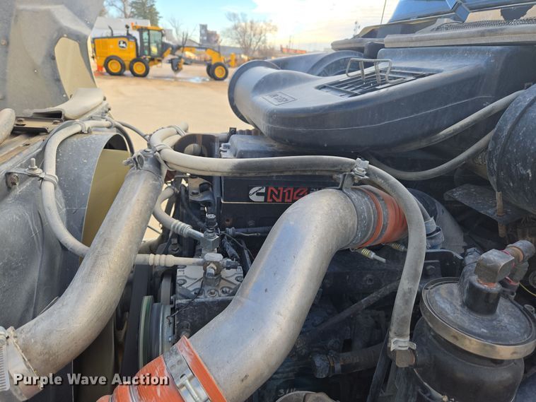 image for item DT7027 2001 International 9100i semi truck