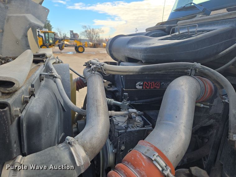 image for item DT7027 2001 International 9100i semi truck