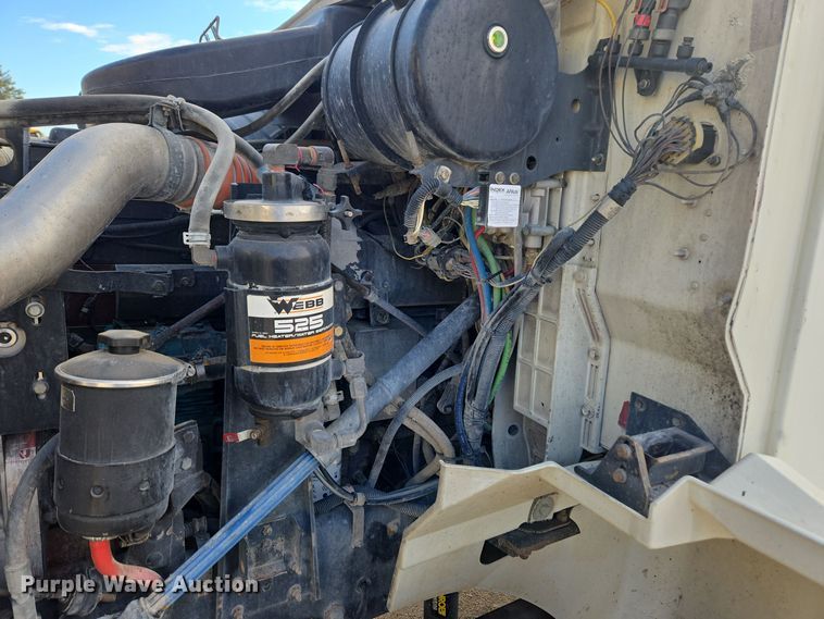 image for item DT7027 2001 International 9100i semi truck